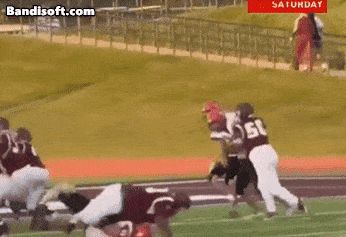 지난 18일(현지시간) 미국 미시간주에서 진행된 고교 미식축구 경기에서 한 거구의 선배가 무방비로 누워있던 상대팀 선수에게 몸을 날리고 있다. [엑스(X·옛 트위터) 캡처]