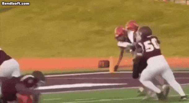 지난 18일(현지시간) 미국 미시간주에서 진행된 고교 미식축구 경기에서 한 거구의 선배가 무방비로 누워있던 상대팀 선수에게 몸을 날리고 있다. [엑스(X·옛 트위터) 캡처]