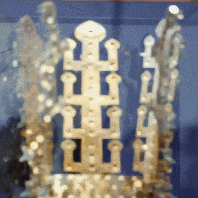 트럼프 대통령은 금관을 쓴 채 멜라니아 여사와 함께 무도회장처럼 춤을 추며, 주변 인물들은 두 사람을 향해 박수를 보내고 있는 인공지능(AI) 합성 영상. [엑스(X·옛 트위터) 갈무리]