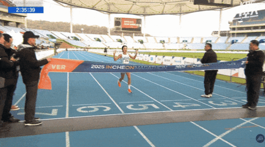 지난 23일 인천 송도에서 열린 2025 인천국제마라톤 대회에서 이수민(삼척시청) 선수가 국내 여자부 1위로 결승선을 통과하는 모습. [KBS 스포츠]