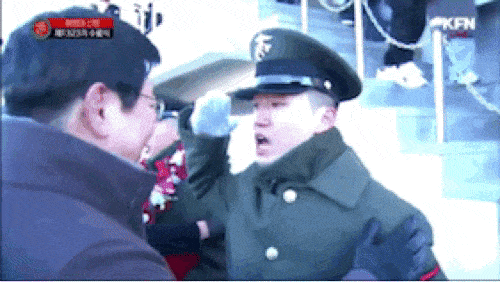 박정희 전 대통령의 장손 세현씨가 부친 박지만 회장에게 거수경례하고, 박 회장이 포옹하며 화답하는 모습. [KFN]