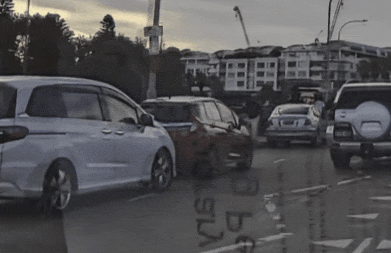 호주 시드니 본다이 해변에서 총격범(왼쪽)과 몸싸움을 벌여 총기를 빼앗은 보리스 거먼. 그는 결국 아내(가운데)와 함께 이번 참극의 첫 희생자가 됐다. [호주 ABC방송 유튜브 캡처]