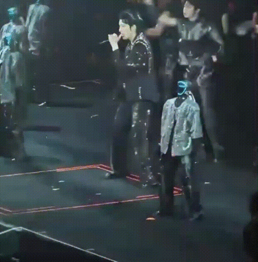 유니트리의 로봇이 지난해 한 콘서트에서 춤을 추는 모습.