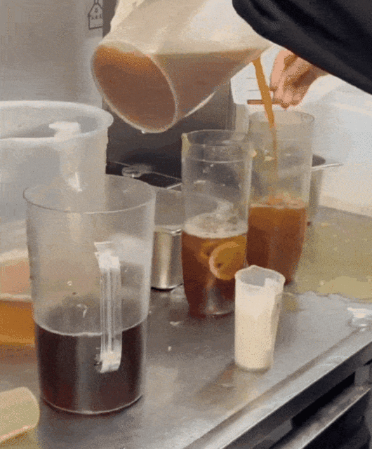 중국의 유명 밀크티 브랜드 매장에서 직원이 흘린 음료를 컵에 답아 맨손으로 밀크티를 만드는 모습. [도우인 캡처]