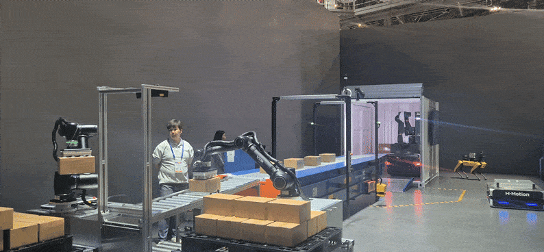 6일(현지시간) 미국 라스베이거스 컨벤션센터(LVCC) 웨스트홀 현대차그룹 전시관에서 물류로봇이 하역-적재-이동을 협업으로 수행하고 있다. 라스베이거스=정경수 기자
