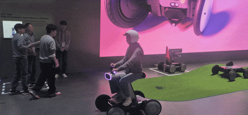 6일(현지시간) 미국 라스베이거스 컨벤션센터(LVCC) 웨스트홀 현대차그룹 전시관에서 관람객이 모빌리티 로봇 플랫폼 ‘모베드’를 탑승하고 있다. 라스베이거스=정경수 기자