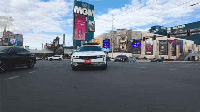 8일(현지시간) 미국 라스베이거스에서 모셔널의 로보택시가 취재진을 태우고 시범 운행을 하고 있다. [현대차그룹 제공]