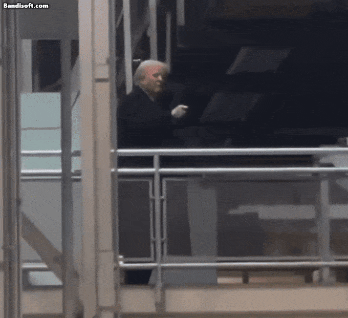 도널드 트럼프 미국 대통령이 지난 13일(현지시간) 미시간주 디어본에 있는 포드의 F-150 픽업트럭 생산 공장을 둘러보던 중 현장 노동자로 추정되는 인물이 ‘소아성애자 보호자’라는 야유를 보내자, 소리가 난 쪽을 돌아보고 주먹을 들더니 가운뎃  손가락을 펴는 ‘손가락 욕설’ 포즈를 취하는 모습. 트럼프 대통령은 이윽고 해당 노동자를 향해 입으로도 두 차례 ‘fxxx you’(꺼져) 욕설을 하는 것으로 보이는 장면도 포착됐다. [엑스(X·옛 트위터) 캡처]