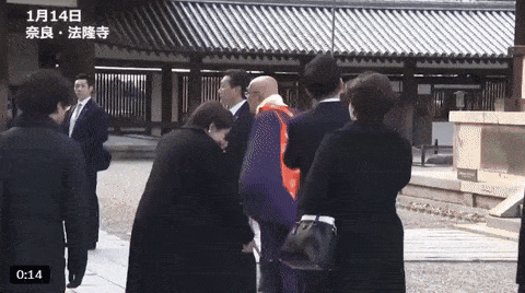 다카이치 사나에 일본 총리가 14일 나라현 호류지 앞에서 이재명 대통령이 신은 신발을 가리키며 관심을 보이고 있다. [idono_medaka 인스타그램 갈무리]