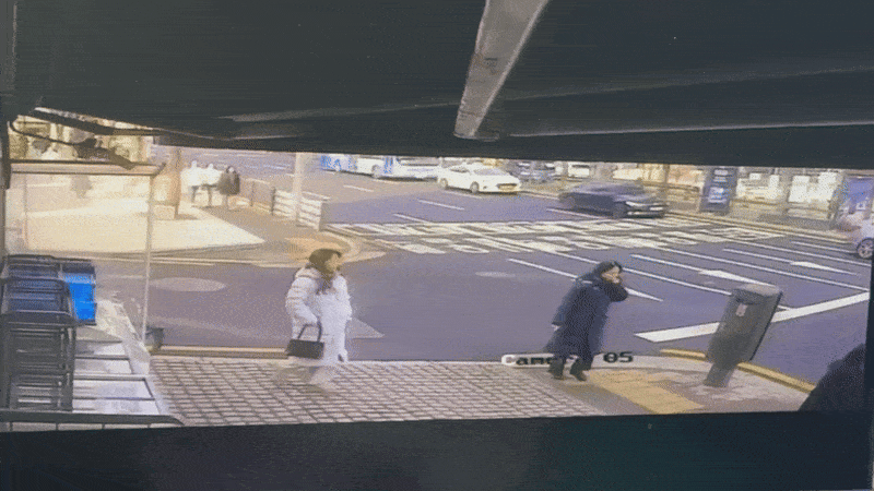 서대문역 2번 출구 인근 편의점 외부 CCTV에 찍힌 704번 버스(영상 오른쪽 상단)의 모습. 정류장에 멈추지 않는 모습이다. [편의점 제공]