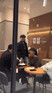 A씨가 범행하는 모습. 신고 시민이 촬영한 영상이다. [온라인 커뮤니티 갈무리]