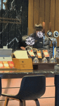 A씨가 범행하는 모습. 신고 시민이 촬영한 영상이다. [온라인 커뮤니티 갈무리]