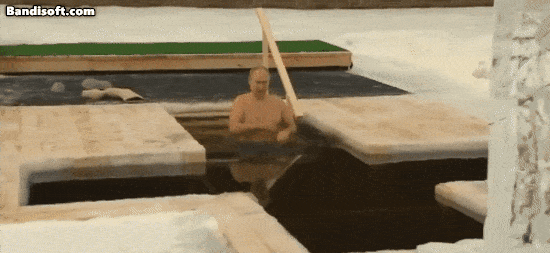 지난 2021년 19일 러시아 모스크바 외곽 기온이 영하 20도까지 떨어진 가운데 블라디미르 푸틴 러시아 대통령이 얼음물에 몸을 씻는 정교회의 입욕 행사에 참여하고 있다. [엑스(X·옛 트위터) 캡처]