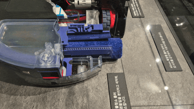 다이슨은 22일 서울 여의도 더현대 서울 5층의 팝업 스토어에서 미디어 행사를 갖고 로봇청소기를 공개했다. 벽이나 모서리를 감지하면 롤러가 최대 40㎜ 늘어나 가장자리를 청소한다. 김현일 기자