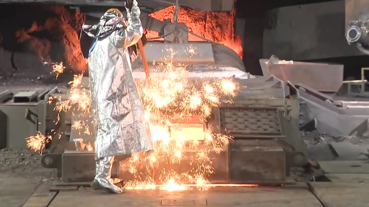 쇳물 기운으로 맞는 새해...다시 뛰는 '산업의 심장'