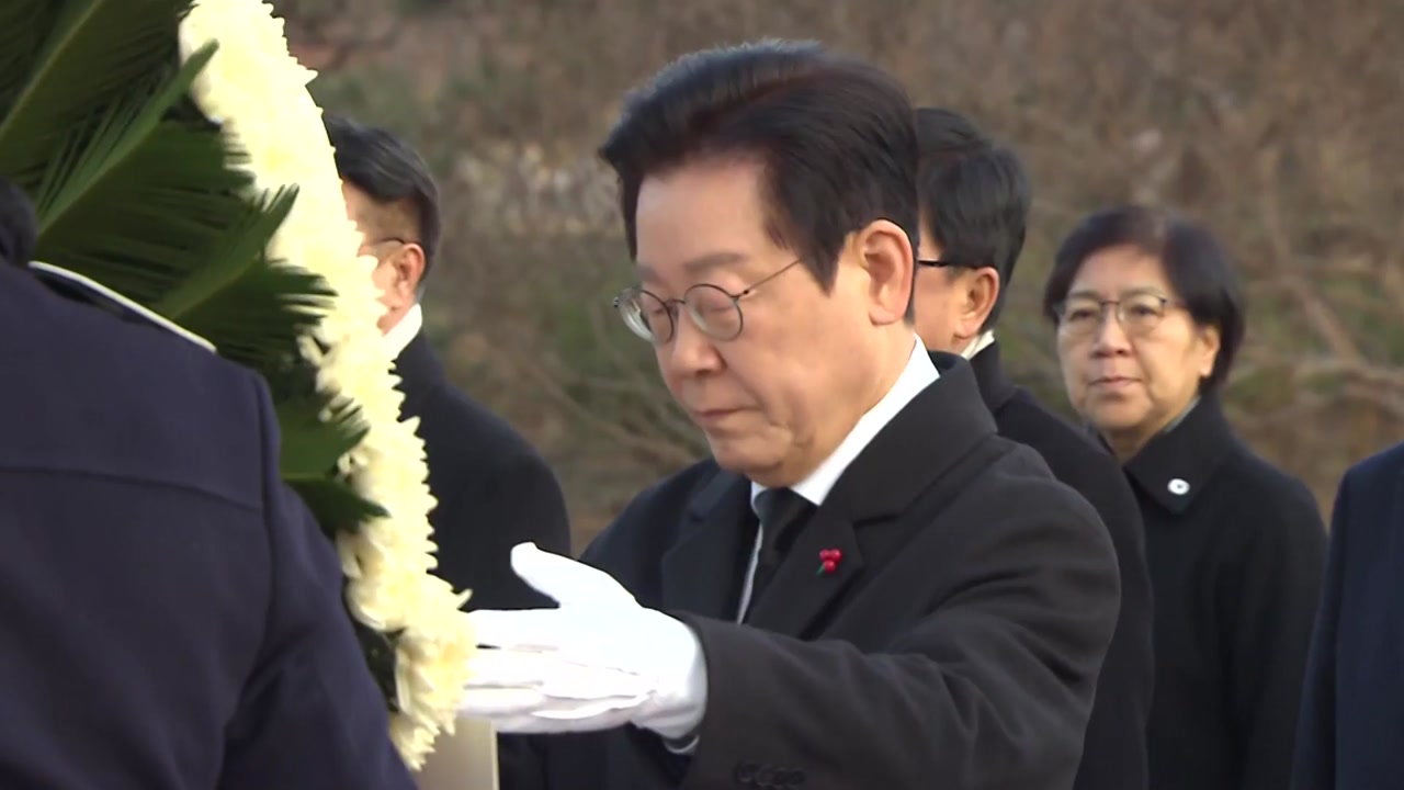 이 대통령, 새해 첫 공식 일정으로 현충원 참배