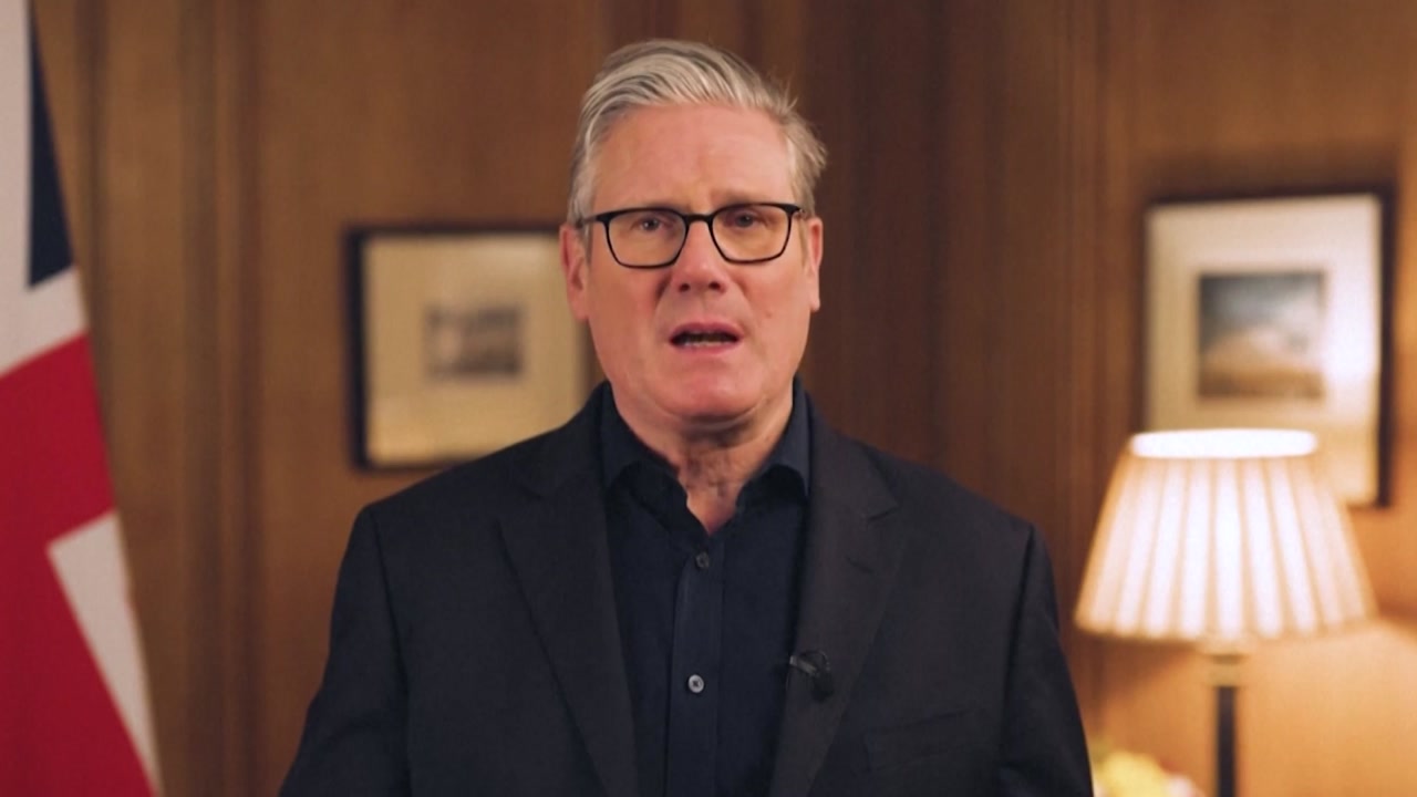 '지지율 바닥' 영국 스타머 총리 "분열 이겨낼 것"