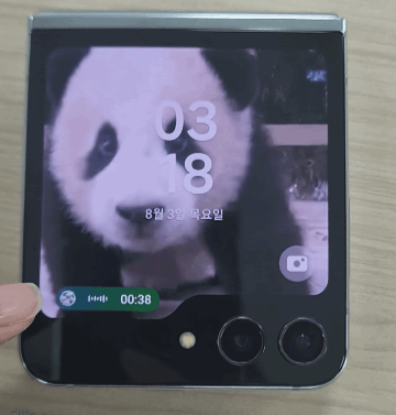 슈퍼스타로 떠오른 푸바오를 갤럭시Z플립5 커버 스크린 화면으로 설정했다. 멜론을 작동 시키면 화면 밑에 작게 음악 재생 이모티콘이 생성되며 눌렀을 경우 큰 화면으로 넘어간다. 사진=이지숙 기자