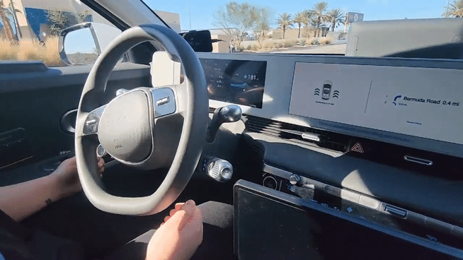 라스베이거스 도심을 주행하고 있는 모셔널 로보택시. 사진=김다정 기자