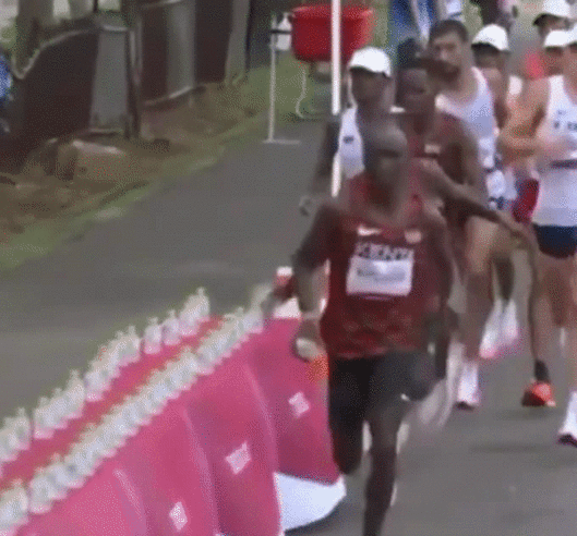 프랑스 마라토너 모하드 암도우니가 워터스테이션에 놓은 물병을 모두 쓰러뜨린 뒤 마지막에 남은 하나를 가져갔다. (벤 세인트 로런스 트위터 갈무리) © 뉴스1