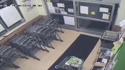 영국의 50대 남성이 슈퍼마켓에 카트를 반납하는 여성을 뒤따라간 뒤 정액이 가득 찬 주사기로 찌르고 도망갔다. (더선 갈무리) © 뉴스1