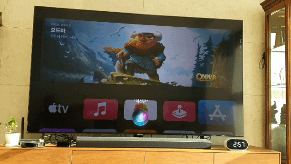 자체 오리지널 콘텐츠 '닥터브레인'의 주연인 배우 이선균의 경우 시리에게 '이선균 찾아줘'라고 말하니 이선균과 관련된 영화 드라마들을 카테고라이즈까지 해서 보여줬다. 2021.11.12./뉴스1 © News1 김정현