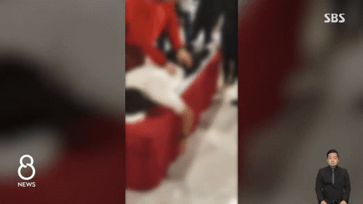 한 중량 운동 스포츠 연맹 회장이 마사지 시범을 보이며 여성 수강생들의 엉덩이를 만지는 등 부적절한 신체 접촉을 행했다. (SBS)