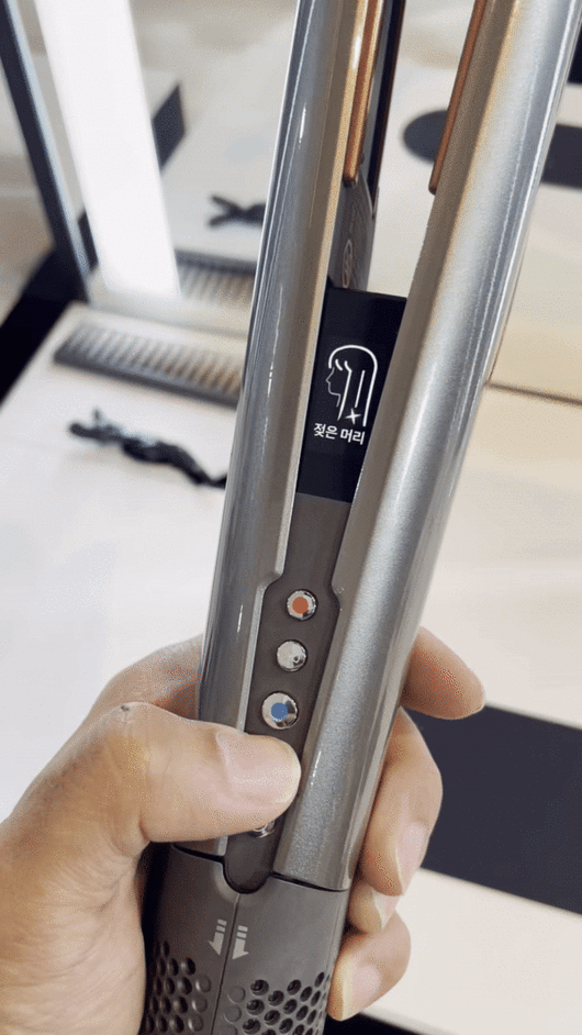 다이슨 에어스트레이트 스트레이트너 신제품의 모습.  신제품은 LCD 화면을 갖추고 있으며 다양한 모드를 지원한다. 2023.10.12/뉴스1 ⓒ News1 강태우 기자