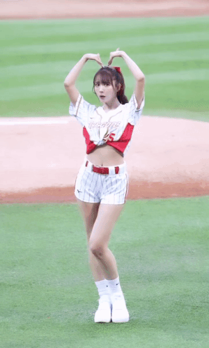 일본 AV배우의 시구를 두고 갑론을박이 벌어졌다. 미카미 유아 인스타그램 갈무리