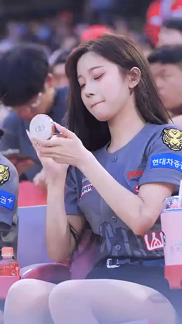 기아 타이거즈 소속 치어리더 이주은이 '삐끼삐끼 챌린지'를 선보이고 있다. ('내맘찍영')