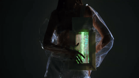 G디스플레이가 '2025 S/S 서울패션위크'에서 스트레처블 디스플레이를 적용해 선보인 미래형 의류 및 가방 콘셉트. 사진은 패션 모델이 스트레처블 디스플레이가 적용된 의류 콘셉트(이청청 디자이너)를 착용하고 있는 모습.(LG디스플레이 제공)