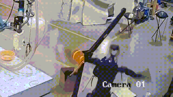 중국의 한 로봇 연구소에서 휴머노이드 로봇이 난동을 부리는 모습 <출처=휴머노이드 로봇 가이드 투더 갤럭시 유튜브>