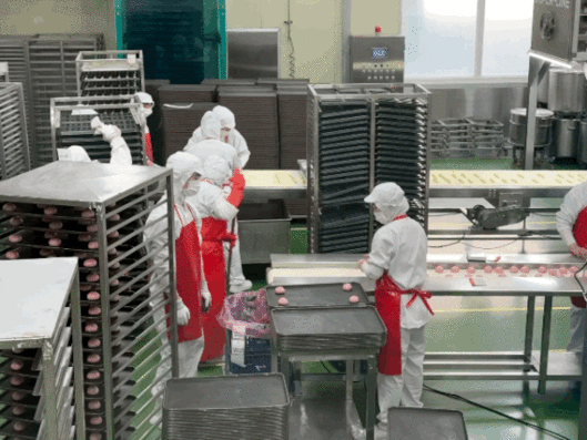 경기도 안성의 푸드코아 공장에서 직원들이 딸기생크림빵을 만들고 있다.  ⓒNews1 이민주 기자