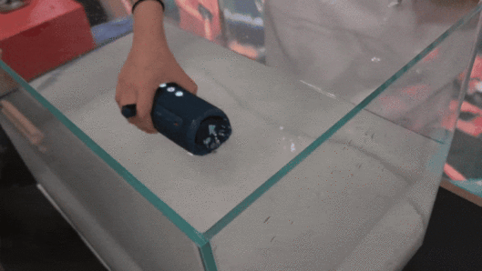 JBL 직원이 21일 서울 성동구 큐레이션 쇼룸 이구성수에서 JBL 블루투스 스피커 '플립7' 방수 성능을 시연하고 있다. 2025.05.21/뉴스1 ⓒ 뉴스1 박주평 기자