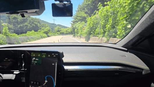 10일 강원 춘천 가락재 고갯길을 르노코리아의 준중형 전기 스포츠유틸리티차(SUV) '세닉 E-테크(tech) 100% 일렉트릭'을 타고 주행하는 모습. 2025.07.10/뉴스1 김성식 기자