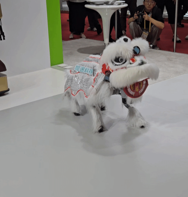 중국 전통 사자탈을 쓴 수투과기 제작의 로봇개 모습