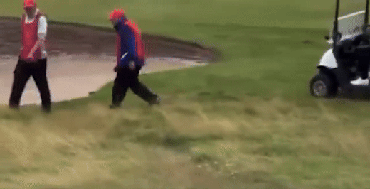 27일(현지시간) 영국 인디펜던트 등에 따르면 이날 진보 성향 논객들의 소셜미디어를 중심으로 트럼프 대통령의 앞에 캐디가 공을 미리 떨어뜨리는 듯한 모습이 담긴 영상이 확산되고 있다. (영상=유튜브 Brian Tyler Cohen)