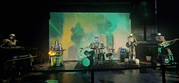 로봇을 테마로 한 식당 '로봇 불꽃 연구소'에서 연주하는 5인조 로봇 밴드. ⓒ News1 정은지 기자