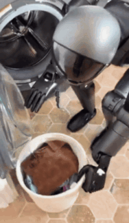 미국 로봇 스타트업 '피규어 AI'의 브렛 애드콕 창업자 겸 최고경영자(CEO)가 지난달 31일 자신의 사회관계망서비스 X(옛 트위터)에 올린 휴머노이드 로봇 '피규어 02'(F.02)의 실제 구동 영상.(브렛 애드콧 X 갈무리)