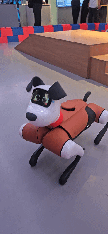 관람객의 요구에 따라 춤을 추는 로봇개 모습. ⓒ News1 정은지 기자