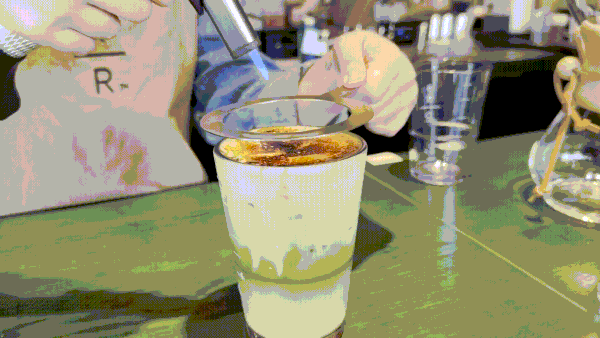 스타벅스가 28일 오전 운영을 시작한 리저브 전용 매장 ‘리저브광화문’에서만 판매하는 불로 그을린 크림을 얹은 '프렌치 바닐라 말차 라떼'/뉴스1 ⓒ News1 이강 기자