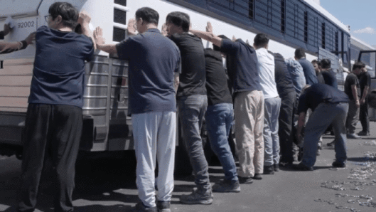 미국 이민세관단속국(ICE)이 홈페이지에 공개한 조지아주 현대차·LG에너지솔루션 합작 배터리 공장 이민단속 영상의 한 체포 장면. 2025.09.06