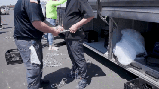 미국 이민세관단속국(ICE)이 홈페이지에 공개한 조지아주 현대차·LG에너지솔루션 합작 배터리 공장 이민 단속 영상의 한 체포 장면. 2025.09.06