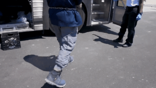 미국 이민세관단속국(ICE)이 홈페이지에 공개한 조지아주 현대차·LG에너지솔루션 합작 배터리 공장 이민단속 영상의 한 체포 장면. 2025.09.06