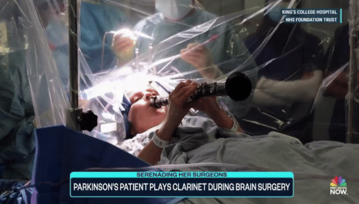 (파킨슨병 수술 중 클라리넷을 연주한 60대 영국 여성. NBC News)