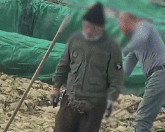 (중국의 한 절임배추 공장에서 근로자가 작업 중 담배를 피우고 침을 뱉고 있다. MBC 뉴스 갈무리)