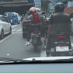 한 베트남 여성이 떨어진 물건을 주은 뒤 다른 사람의 오토바이 뒷자석에 잘못 타는 모습. (Tuoi Tre Cuoi 영상 갈무리)