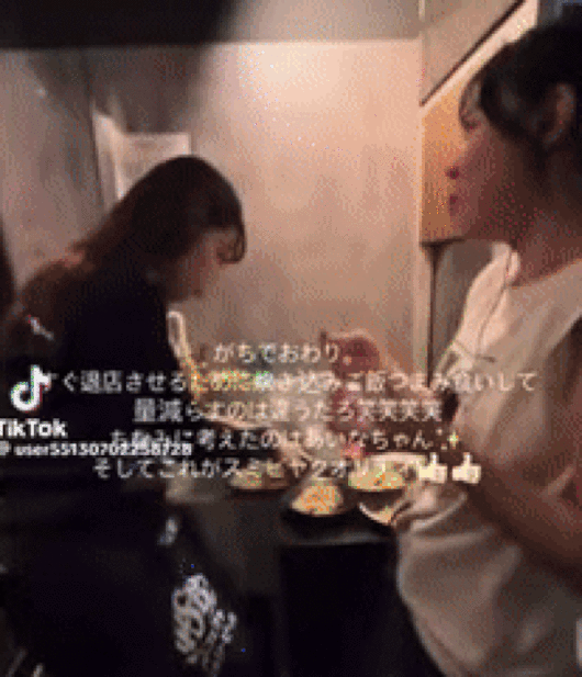 손으로 음식을 집어먹고 있는 일본 여성들. 출처=유튜브 채널 'いまコレトレンド通信'