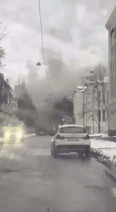 2일(현지시간) 우크라이나 하르키우에 발생한 미사일 공습 당시 장면으로 소셜미디어에 올라온 영상 (출처=소셜미디어 엑스(X))