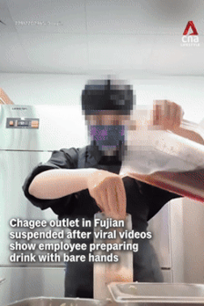 중국 푸젠성 장저우시에 위치한 한 밀크티 매장에서 맨손으로 음료를 만들고 있는 직원의 모습. 출처=CNA